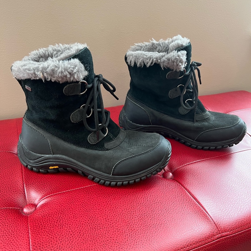COPY - UGG Short Adirondack Boots, Women’s Size 9, with extra pair of NEW insol…